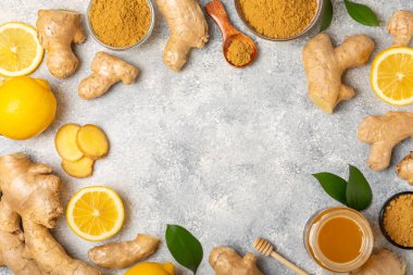 Ahşap arka planda taze zencefil. Kuru zencefil. Ballı ve limonlu zencefil dilimi. Zencefil kökü. Geleneksel alternatif tıp, bağışıklık için çay. Baharat ve baharat konsepti. Boşluğu kopyala.