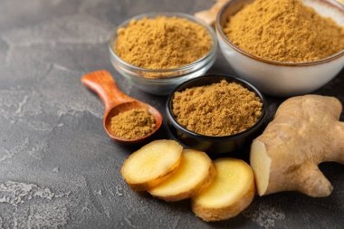 Ahşap arka planda taze zencefil. Kuru zencefil. Ballı ve limonlu zencefil dilimi. Zencefil kökü. Geleneksel alternatif tıp, bağışıklık için çay. Baharat ve baharat konsepti. Boşluğu kopyala.