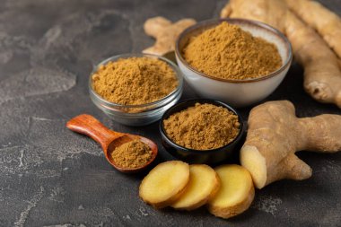 Ahşap arka planda taze zencefil. Kuru zencefil. Ballı ve limonlu zencefil dilimi. Zencefil kökü. Geleneksel alternatif tıp, bağışıklık için çay. Baharat ve baharat konsepti. Boşluğu kopyala.