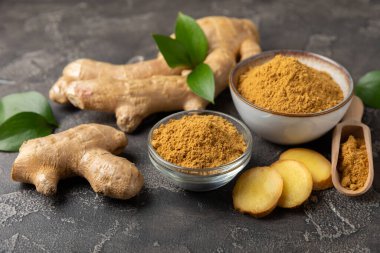 Ahşap arka planda taze zencefil. Kuru zencefil. Ballı ve limonlu zencefil dilimi. Zencefil kökü. Geleneksel alternatif tıp, bağışıklık için çay. Baharat ve baharat konsepti. Boşluğu kopyala.