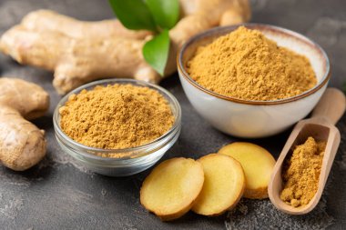 Ahşap arka planda taze zencefil. Kuru zencefil. Ballı ve limonlu zencefil dilimi. Zencefil kökü. Geleneksel alternatif tıp, bağışıklık için çay. Baharat ve baharat konsepti. Boşluğu kopyala.