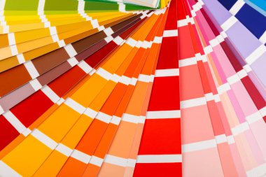 Parlak renkli arka planda renk paleti. Renkli palet rehberi. Gökkuşağı renklerinin kağıt kataloğu. Yaratıcı. Palet, trend renk örnekleri. Renk örnekleri. Dekor ve iç mimar. Üst görünüm. 
