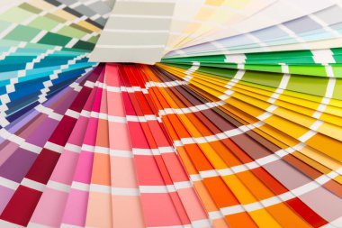 Parlak renkli arka planda renk paleti. Renkli palet rehberi. Gökkuşağı renklerinin kağıt kataloğu. Yaratıcı. Palet, trend renk örnekleri. Renk örnekleri. Dekor ve iç mimar. Üst görünüm. 