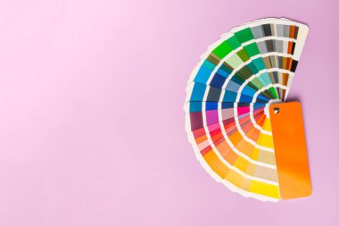 Parlak renkli arka planda renk paleti. Renkli palet rehberi. Gökkuşağı renklerinin kağıt kataloğu. Yaratıcı. Palet, trend renk örnekleri. Renk örnekleri. Dekor ve iç mimar. Üst görünüm. 