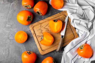 Yapay ahşap arka planda hurma. Hurma meyvesi. Bir parça olgun, sulu, tatlı hurma meyvesi. Vejetaryen. Meyve bahçesi. Yakın plan. Mesaj için yer var. Boşluğu kopyala.