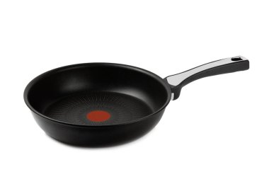 Kızartma tavası ve beyaz arka planda izole edilmiş yapışmaz kaplama. Pişirmek için kızartma. Modern mutfak aletleri. Yemek pişirme konsepti. Model