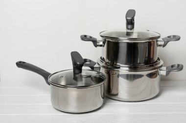 Mutfak arka planında paslanmaz çelik tencere. Modern tencere. Mutfak eşyaları. Ot pişiriyorum. Yemek pişirme konsepti. Modelleme. Mesaj için yer var. Boşluğu kopyala.