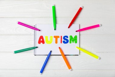 Otizm Farkındalığı Günü .2 Nisan Dünya Otizm Farkındalık Günü arka planı. Temel Tasarım Tasarımı. Renkli ahşap bulmacalar, harfler ve küplerle UTISM metni için dikkat kampanyası.