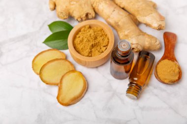 Doku arka planında zencefil yağı var. Taze zencefil dilimleri. Esans, serum, yağ. Alternatif tıp. Beden eğitimi. Sağlık ve güzellik konsepti. Mesaj için yer. Boşluğu kopyala.