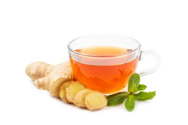 Beyaz arka planda zencefil kökü dilimli bir fincan sıcak zencefil çayı. Isıtıcı içecek. Alternatif tıp. Ballı, limonlu, zencefilli ve naneli çay.