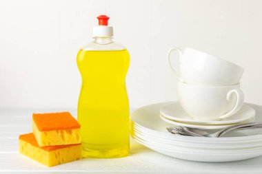 Arka planda renkli bulaşık süngerleri. Mutfak süngeri. Temizlik konsepti, temizlik hizmeti. Bulaşık deterjanı ve temiz ve kirli tabaklar. Metin için yer, kopyalama alanı. Bulaşıkları yıka..