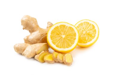 Beyaz arka planda taze zencefil ve limon izole edilmiş. Dilimlenmiş zencefil. Zencefil kökü. Geleneksel alternatif tıp, bağışıklık için çay. Yakın plan..