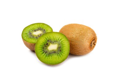 Kiwi beyaz arka planda izole edildi. Beyaz arka planda tam meyve ve dilim kivi. Taze sulu kivi. Tropik meyve. Organik meyve.