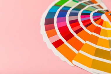 Parlak renkli arka planda renk paleti. Renkli palet rehberi. Gökkuşağı renklerinin kağıt kataloğu. Yaratıcı. Palet, trend renk örnekleri. Renk örnekleri. Dekor ve iç mimar. Üst görünüm. 
