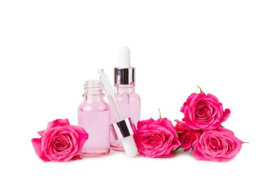 Beyaz arka planda yalıtılmış gül yağı. Güller ve bir şişe gül kokulu su. Aromaterapi tedavisi. Güzellik konsepti. Spa işlemi. Doğal organik yağ. Stres önleyici ve detoks gevşetici..