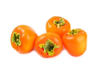 Hurma, beyaz arka planda izole edilmiş. Hurma meyvesi. Bir dilim olgun, sulu, tatlı hurma meyvesi. Vejetaryen. Meyve bahçesi. Yakın plan..