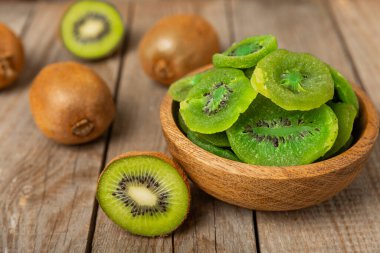 Kivi ahşap arka planda kurutulmuş meyve. Kivi şekerli meyve. Sağlıklı yiyecekler. Kek pişirmek için gerekli malzemeler. Sağlıklı atıştırmalıklar, vejetaryen tatlılar. Mesaj için yer var. Boşluğu kopyala