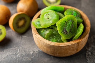 Kivi ahşap arka planda kurutulmuş meyve. Kivi şekerli meyve. Sağlıklı yiyecekler. Kek pişirmek için gerekli malzemeler. Sağlıklı atıştırmalıklar, vejetaryen tatlılar. Mesaj için yer var. Boşluğu kopyala