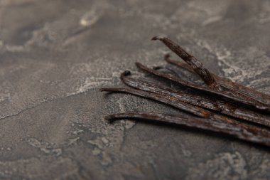 Dokulu bir arka planda vanilya kabukları. Vanilya çiçekleri ve tohumlar. Vanilyalı fasulye. Hamur işleri ve tatlılar için baharatlı baharat. Baharat. Mesaj için yer var. Boşluğu Kopyala