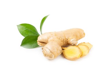 Beyaz arka planda taze zencefil ve limon izole edilmiş. Dilimlenmiş zencefil. Zencefil kökü. Geleneksel alternatif tıp, bağışıklık için çay. Yakın plan..