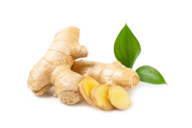Beyaz arka planda taze zencefil ve limon izole edilmiş. Dilimlenmiş zencefil. Zencefil kökü. Geleneksel alternatif tıp, bağışıklık için çay. Yakın plan..