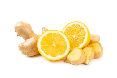 Beyaz arka planda taze zencefil ve limon izole edilmiş. Dilimlenmiş zencefil. Zencefil kökü. Geleneksel alternatif tıp, bağışıklık için çay. Yakın plan..
