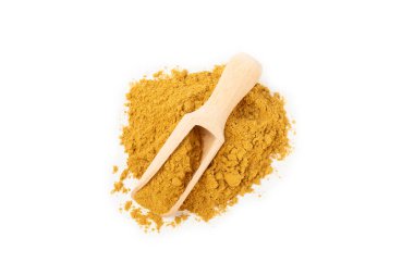 Beyaz arka planda taze zencefil ve limon izole edilmiş. Dilimlenmiş zencefil. Zencefil kökü. Geleneksel alternatif tıp, bağışıklık için çay. Yakın plan..