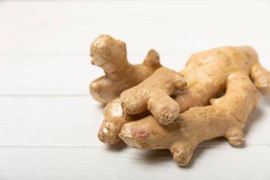 Ahşap arka planda taze zencefil. Kuru zencefil. Ballı ve limonlu zencefil dilimi. Zencefil kökü. Geleneksel alternatif tıp, bağışıklık için çay. Baharat ve baharat konsepti. Boşluğu kopyala.