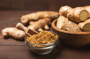 Ahşap arka planda taze zencefil. Kuru zencefil. Ballı ve limonlu zencefil dilimi. Zencefil kökü. Geleneksel alternatif tıp, bağışıklık için çay. Baharat ve baharat konsepti. Boşluğu kopyala.