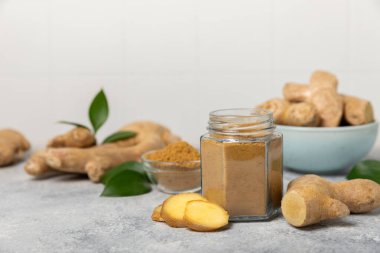 Ahşap arka planda taze zencefil. Kuru zencefil. Ballı ve limonlu zencefil dilimi. Zencefil kökü. Geleneksel alternatif tıp, bağışıklık için çay. Baharat ve baharat konsepti. Boşluğu kopyala.