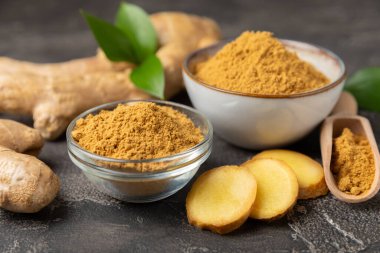 Ahşap arka planda taze zencefil. Kuru zencefil. Ballı ve limonlu zencefil dilimi. Zencefil kökü. Geleneksel alternatif tıp, bağışıklık için çay. Baharat ve baharat konsepti. Boşluğu kopyala.