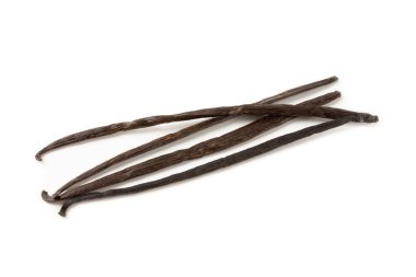 Beyaz arka planda izole edilmiş vanilya kabukları. Vanilya çiçekleri ve tohumlar. Vanilyalı fasulye. Hamur işleri ve tatlılar için baharatlı baharat. Baharat. Mesaj için yer var. Boşluğu Kopyala