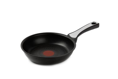 Kızartma tavası ve beyaz arka planda izole edilmiş yapışmaz kaplama. Pişirmek için kızartma. Modern mutfak aletleri. Yemek pişirme konsepti. Model
