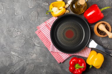 Kızartma tavası. Boş kızartma tavası ve mutfak aletleri ahşap dokulu arka planda. Yemek konsepti. Üst Manzara. Mesaj için yer var. Düz yatıyordu. Tarif.
