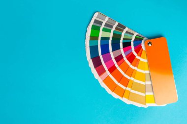 Parlak renkli arka planda renk paleti. Renkli palet rehberi. Gökkuşağı renklerinin kağıt kataloğu. Yaratıcı. Palet, trend renk örnekleri. Renk örnekleri. Dekor ve iç mimar. Üst görünüm.