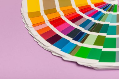 Parlak renkli arka planda renk paleti. Renkli palet rehberi. Gökkuşağı renklerinin kağıt kataloğu. Yaratıcı. Palet, trend renk örnekleri. Renk örnekleri. Dekor ve iç mimar. Üst görünüm.