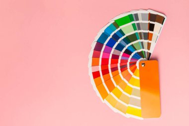 Parlak renkli arka planda renk paleti. Renkli palet rehberi. Gökkuşağı renklerinin kağıt kataloğu. Yaratıcı. Palet, trend renk örnekleri. Renk örnekleri. Dekor ve iç mimar. Üst görünüm.