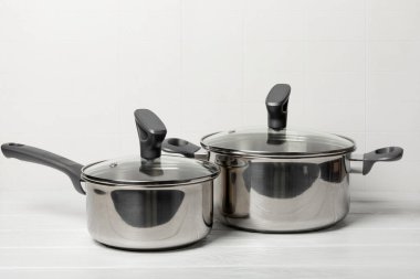 Mutfak arka planında paslanmaz çelik tencere. Modern tencere. Mutfak eşyaları. Ot pişiriyorum. Yemek pişirme konsepti. Modelleme. Mesaj için yer var. Boşluğu kopyala.