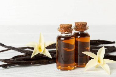 Tahta bir masanın üzerinde cam kaplama vanilya özü. Kek ve tatlı için vanilya özü. Aromatik ev yapımı vanilya özü. Kapatın. Mesajı yerleştir. Boşluğu kopyala.