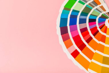 Parlak renkli arka planda renk paleti. Renkli palet rehberi. Gökkuşağı renklerinin kağıt kataloğu. Yaratıcı. Palet, trend renk örnekleri. Renk örnekleri. Dekor ve iç mimar. Üst görünüm. 