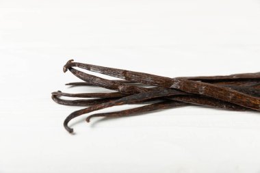 Dokulu bir arka planda vanilya kabukları. Vanilya çiçekleri ve tohumlar. Vanilyalı fasulye. Hamur işleri ve tatlılar için baharatlı baharat. Baharat. Mesaj için yer var. Boşluğu Kopyala