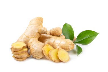 Beyaz arka planda taze zencefil ve limon izole edilmiş. Dilimlenmiş zencefil. Zencefil kökü. Geleneksel alternatif tıp, bağışıklık için çay. Yakın plan..