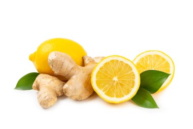 Beyaz arka planda taze zencefil ve limon izole edilmiş. Dilimlenmiş zencefil. Zencefil kökü. Geleneksel alternatif tıp, bağışıklık için çay. Yakın plan..