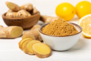 Ahşap arka planda taze zencefil. Kuru zencefil. Ballı ve limonlu zencefil dilimi. Zencefil kökü. Geleneksel alternatif tıp, bağışıklık için çay. Baharat ve baharat konsepti. Boşluğu kopyala.