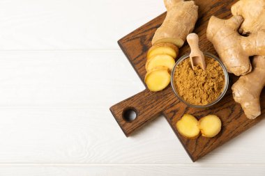 Ahşap arka planda taze zencefil. Kuru zencefil. Ballı ve limonlu zencefil dilimi. Zencefil kökü. Geleneksel alternatif tıp, bağışıklık için çay. Baharat ve baharat konsepti. Boşluğu kopyala.