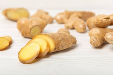 Ahşap arka planda taze zencefil. Kuru zencefil. Ballı ve limonlu zencefil dilimi. Zencefil kökü. Geleneksel alternatif tıp, bağışıklık için çay. Baharat ve baharat konsepti. Boşluğu kopyala.