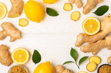 Ahşap arka planda taze zencefil. Kuru zencefil. Ballı ve limonlu zencefil dilimi. Zencefil kökü. Geleneksel alternatif tıp, bağışıklık için çay. Baharat ve baharat konsepti. Boşluğu kopyala.