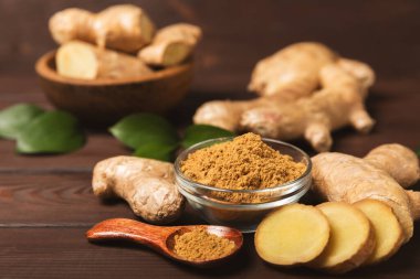 Ahşap arka planda taze zencefil. Kuru zencefil. Ballı ve limonlu zencefil dilimi. Zencefil kökü. Geleneksel alternatif tıp, bağışıklık için çay. Baharat ve baharat konsepti. Boşluğu kopyala.