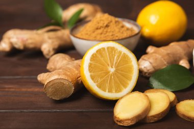Ahşap arka planda taze zencefil. Kuru zencefil. Ballı ve limonlu zencefil dilimi. Zencefil kökü. Geleneksel alternatif tıp, bağışıklık için çay. Baharat ve baharat konsepti. Boşluğu kopyala.