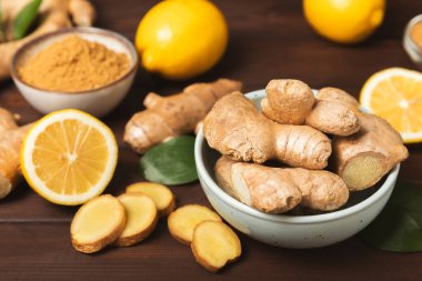 Ahşap arka planda taze zencefil. Kuru zencefil. Ballı ve limonlu zencefil dilimi. Zencefil kökü. Geleneksel alternatif tıp, bağışıklık için çay. Baharat ve baharat konsepti. Boşluğu kopyala.